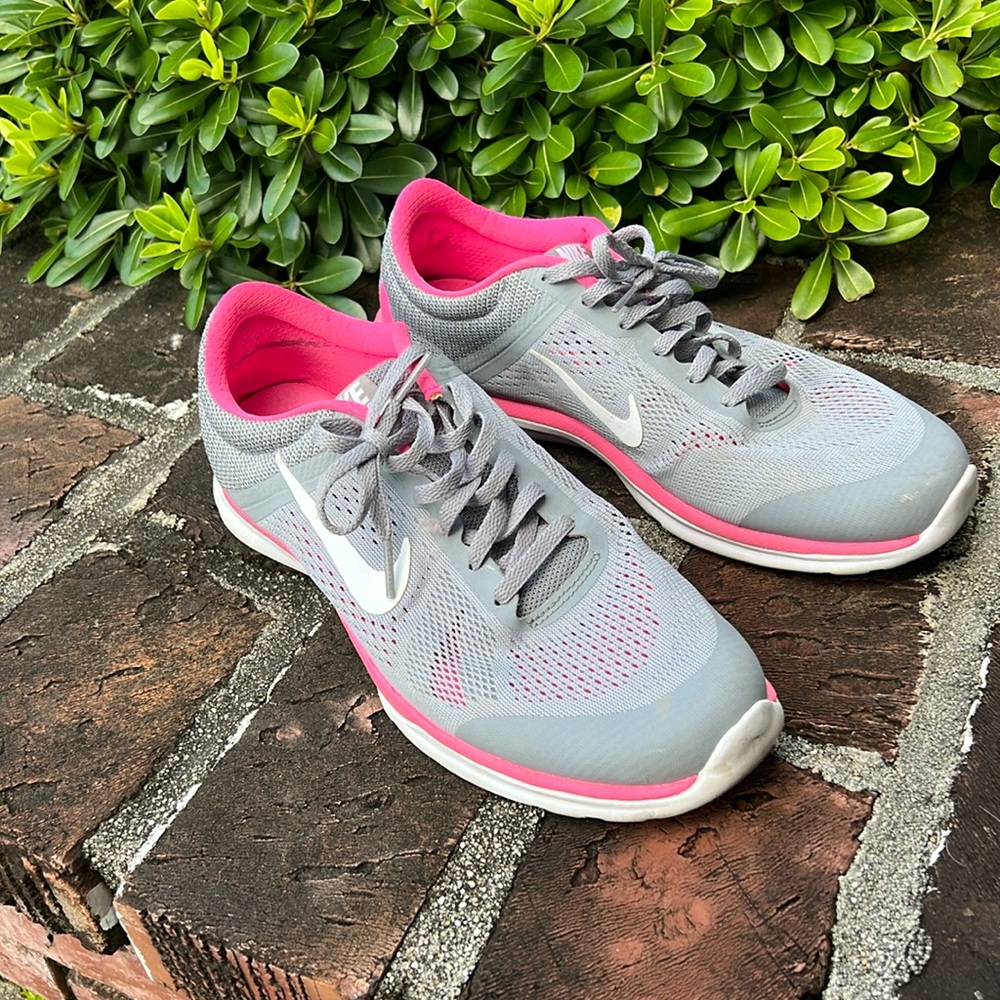Nike training "in season 5" gray & pink sneakers Size 9 - Picture 1 of 9